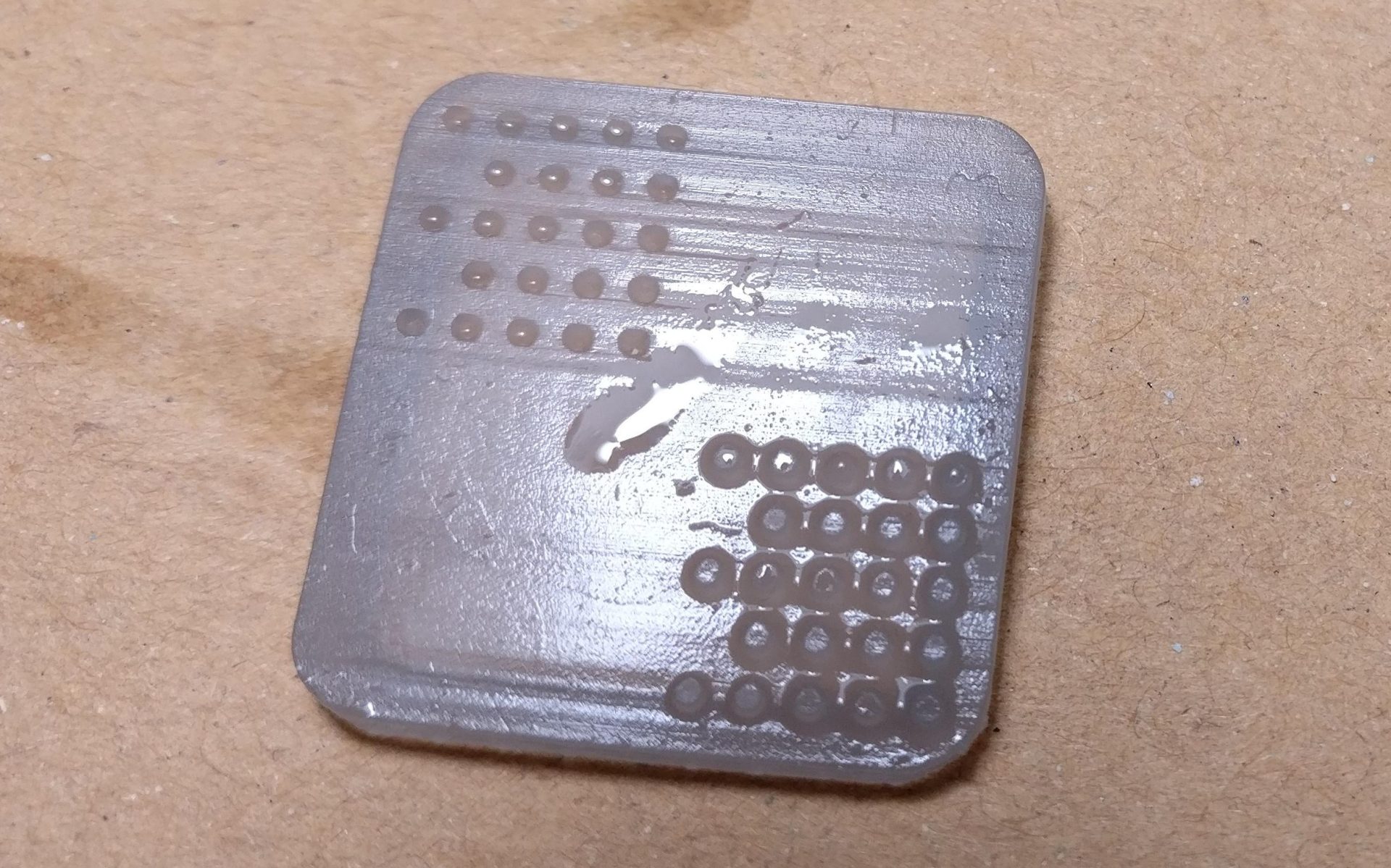 A 3d model I designed to check slicer issues. The surface should be completely flat on the top right and bottom left, but it has visible issues instead.